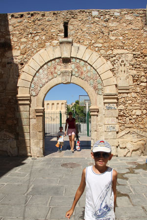 На языке сапскрита (Крит: Скалета и Ретимнон), июль-август 2014 (с детьми))